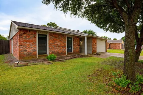 7200 Chapman Dr, North Richland Hills, TX 76182