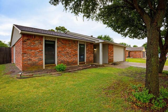 7200 Chapman Dr, North Richland Hills, TX 76182