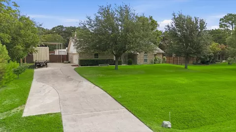 Exterior - 306 Oak Dr, Argyle, TX 76226 photo 2 of 10