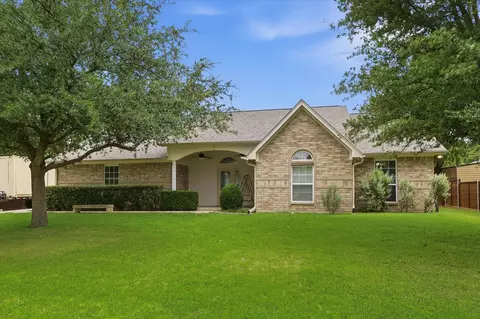 Exterior - 306 Oak Dr, Argyle, TX 76226 photo 4 of 10