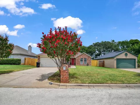 617 Oak View Ct, Azle, TX 76020