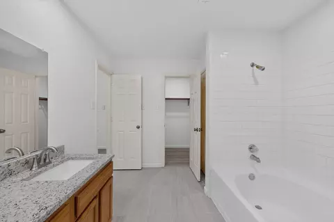 Bath - 6009 Iris Dr, Rowlett, TX 75089 photo 2 of 5