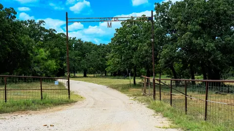 1922 Loving Rd, Jermyn, TX 76459
