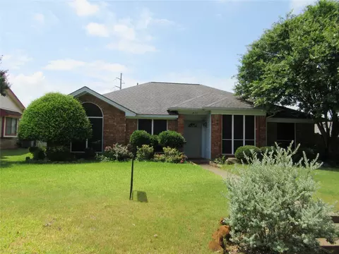812 Red Oak Dr, Lewisville, TX 75067