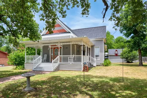 217 E 1st St, Weatherford, TX 76086