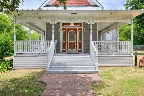 217 E 1st St, Weatherford, TX 76086