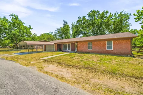 140 E Plum Ave, De Leon, TX 76444