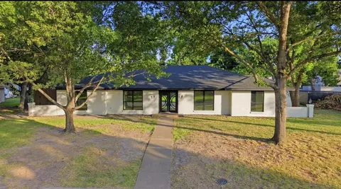 729 Surrey Cir, Grand Prairie, TX 75050