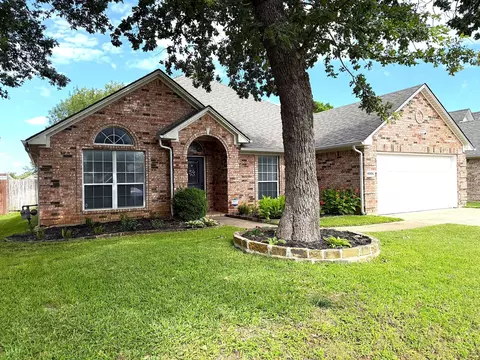 6506 Bluebird Dr, Arlington, TX 76001