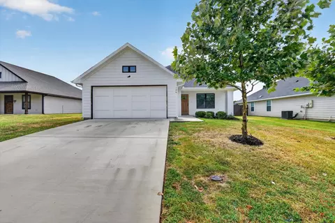 106 Clover Cir, Weatherford, TX 76086