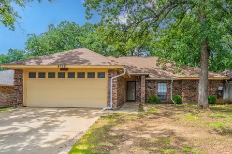 2119 Turf Club Dr, Arlington, TX 76017