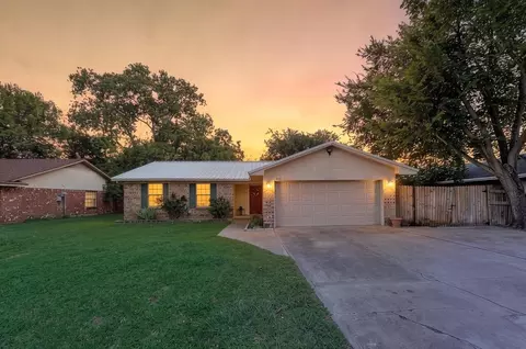 802 N Spears St, Alvarado, TX 76009