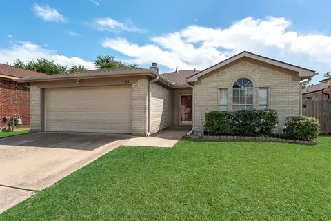1928 Overland St, Fort Worth, TX 76131