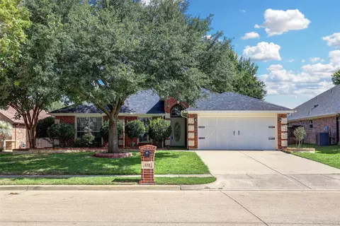 512 Surry Ct, Saginaw, TX 76179