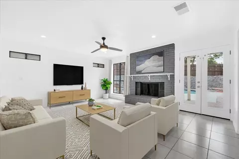 392 Creekwood Dr, Lancaster, TX 75146