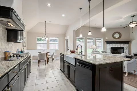 Kitchen - 1009 Copperleaf Dr, Mansfield, TX 76063 photo 2 of 2