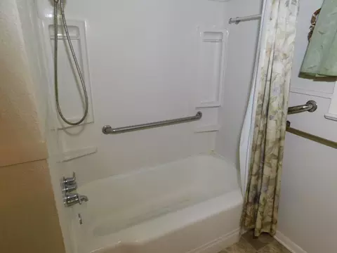 Bath - 107 NE 5th St, Springhill, LA 71075 photo 2 of 2