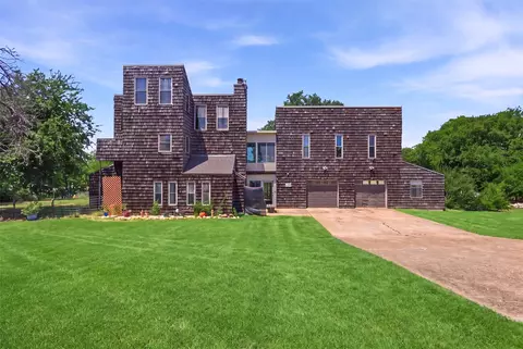 6039 Bear Creek Dr E, Fort Worth, TX 76126