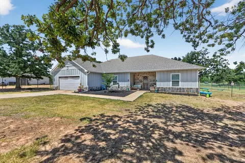 223 Julian Ln, Poolville, TX 76487