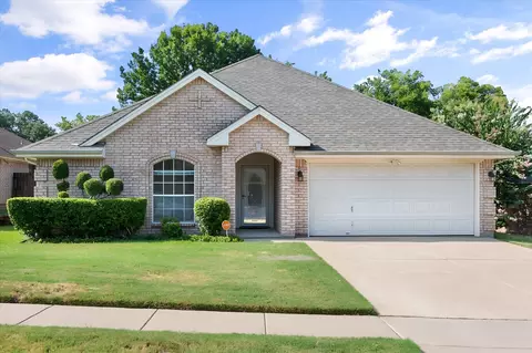 817 Willow Ct, Saginaw, TX 76179