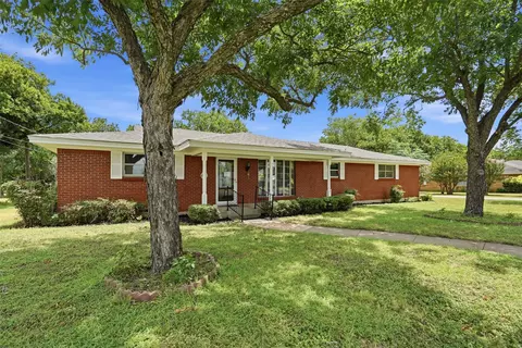 206 Mcanear St, Cleburne, TX 76033 photo 2