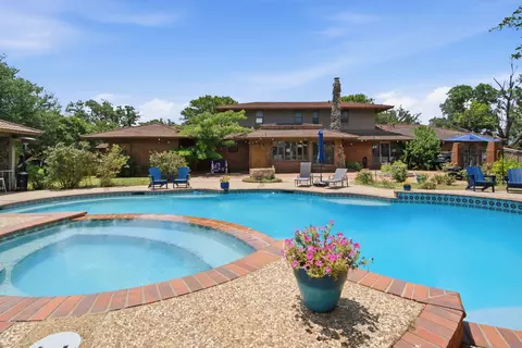 904 W Belknap St, Jacksboro, TX 76458
