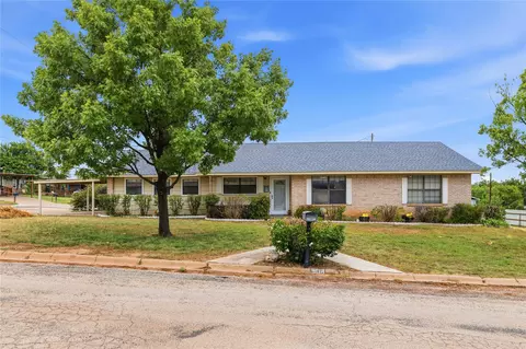 908 W 2nd St, Coleman, TX 76834