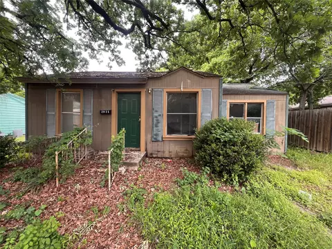 2925 Oakwood St, Haltom City, TX 76117