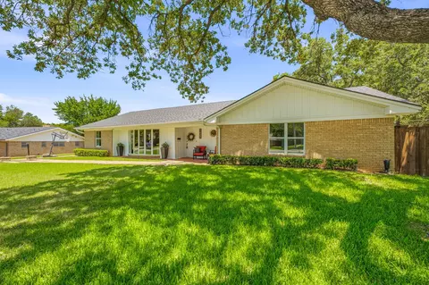 1423 Oak Hills Dr, Graham, TX 76450