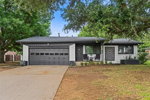 8128 Newman Dr, North Richland Hills, TX 76180