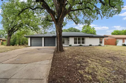 2805 Sarah Jane Ln, Fort Worth, TX 76119