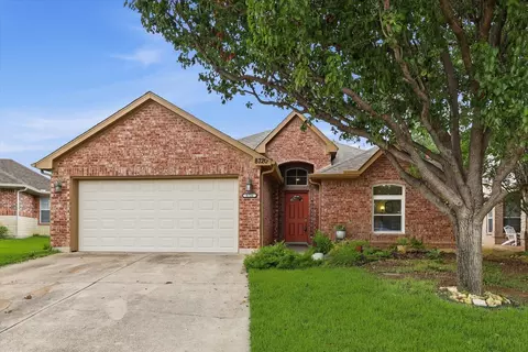 8720 Lariat Cir, Fort Worth, TX 76244