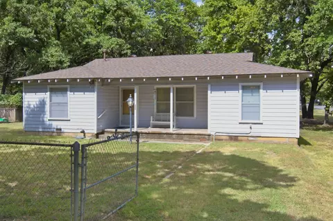 329 N Ash Ave, Azle, TX 76020
