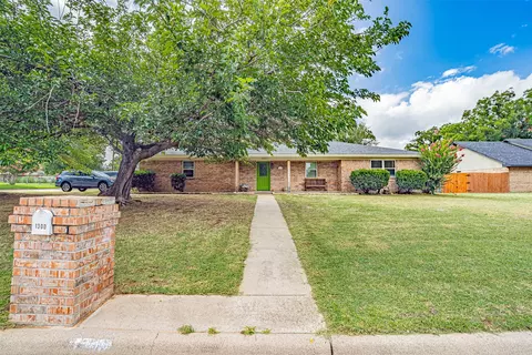 1300 4th St, Granbury, TX 76048