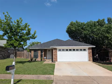 8220 Meadowbrook Dr, Watauga, TX 76148