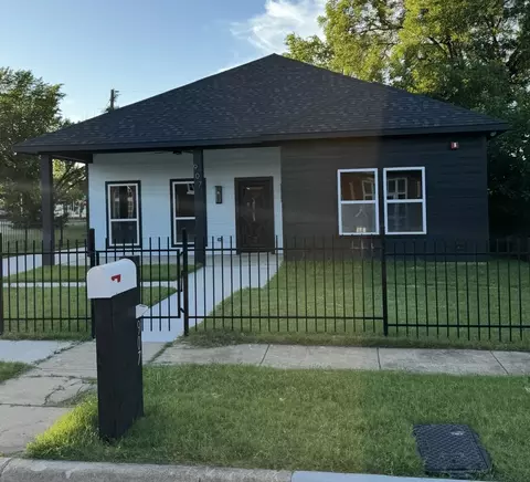 907 E Humbol St, Fort Worth, TX 76104