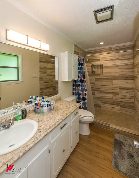 Bath - 1010 Plain Dealing Rd, Springhill, LA 71075 photo 1 of 6