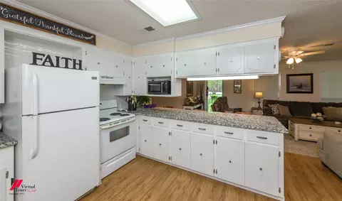 Kitchen - 1010 Plain Dealing Rd, Springhill, LA 71075 photo 4 of 5