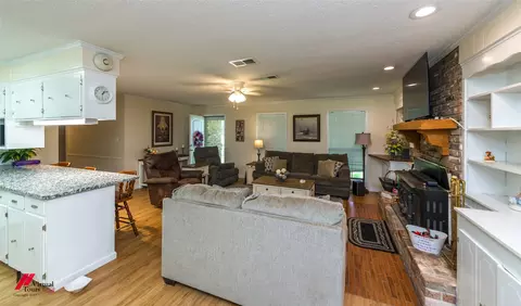 Living - 1010 Plain Dealing Rd, Springhill, LA 71075 photo 2 of 4