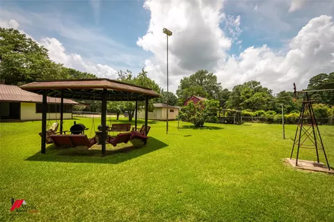 Exterior - 1010 Plain Dealing Rd, Springhill, LA 71075 photo 7 of 9