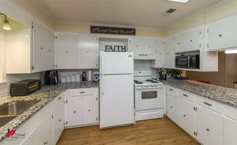 Kitchen - 1010 Plain Dealing Rd, Springhill, LA 71075 photo 3 of 5