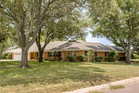 4601 Holiday Ln E, North Richland Hills, TX 76180
