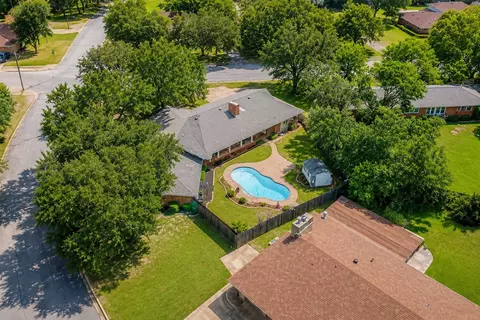 4601 Holiday Ln E, North Richland Hills, TX 76180