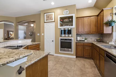Kitchen - 2702 Pinehurst Dr, Grapevine, TX 76051 photo 2 of 2