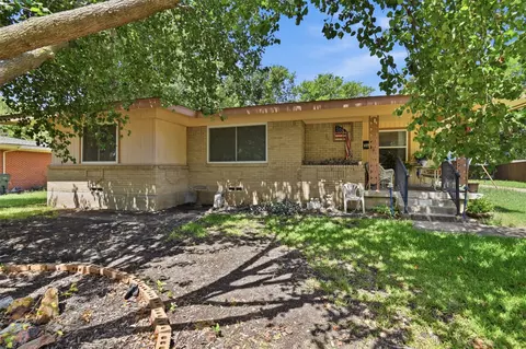 913 Blossom Cir, Garland, TX 75041