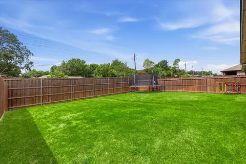 Exterior - 1000 Euston St, Denton, TX 76209 photo 6 of 7