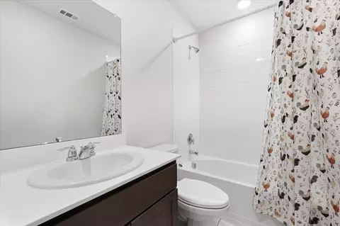 Bath - 1000 Euston St, Denton, TX 76209 photo 1 of 1