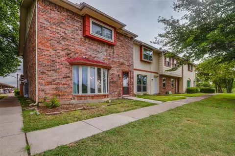 34 E Mountain Ln, Grand Prairie, TX 75052