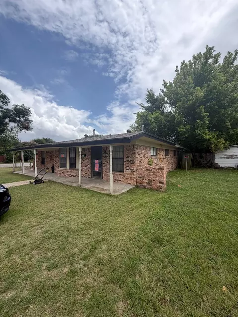 7118 Oak Park Dr, Richland Hills, TX 76118