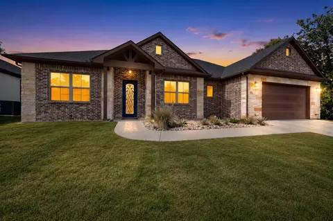 821 E 2nd St, Weatherford, TX 76086